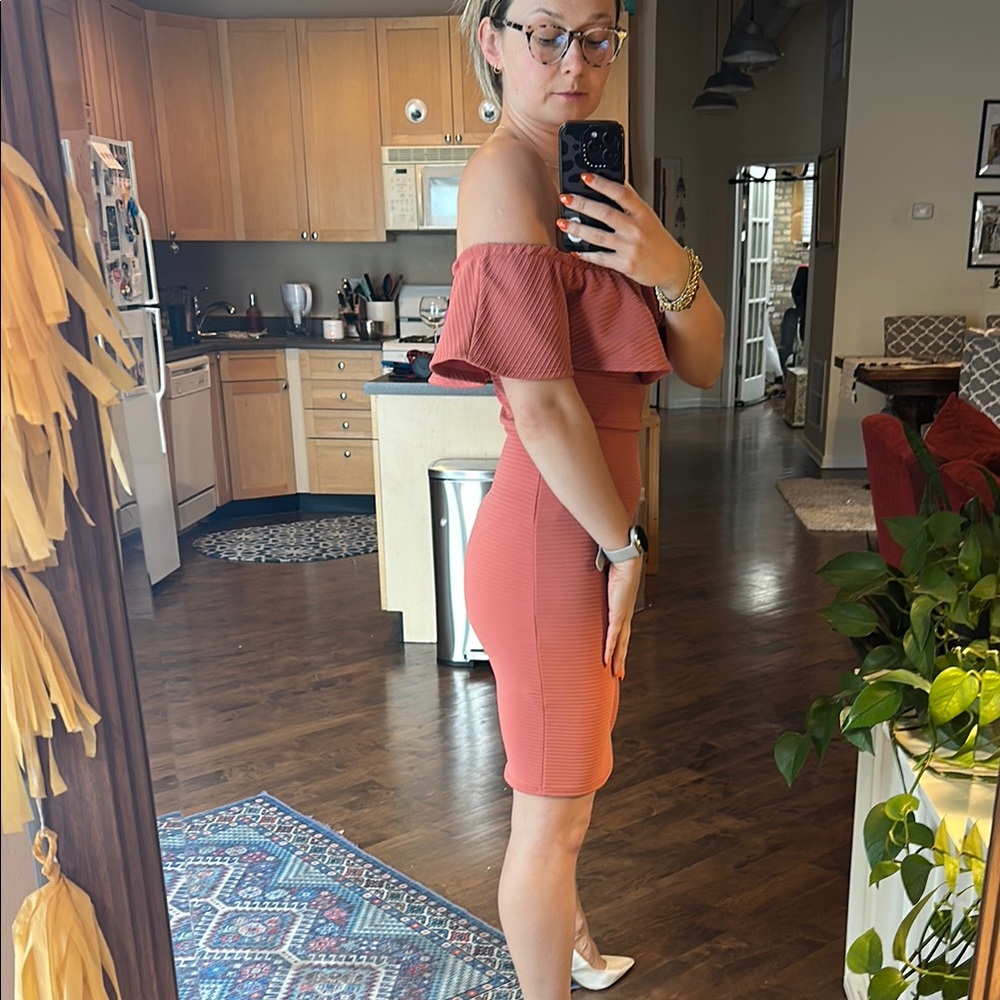 Off-Shoulder Coral Dress Charlotte Russe - Picture 3 of 5